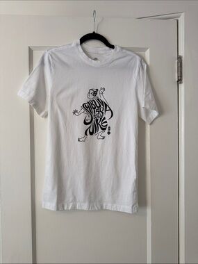 Nike Exclusive White Graphic Crewneck T-Shirt with Black Illustration